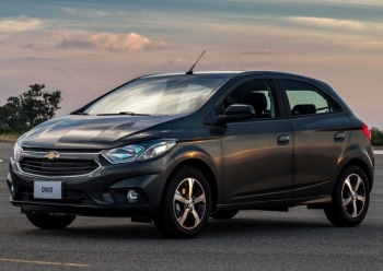 Chevrolet X Volkswagen: qual hatchback deprecia menos?