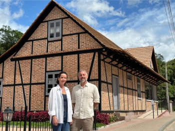 Casal de empresários restaura casa centenária de Pomerode para abrir café colonial