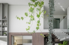 Apartamento duplex integra vibe cosmopolita com vista para a natureza