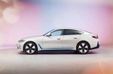 Confirmado para o Brasil, BMW i4 totalmente elétrico estreia na Conferência Anual do BMW Group