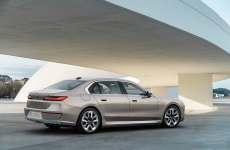 Novo BMW Série 7 ganha visual atualizado, versão 100% elétrica e tela retrátil de 31 polegadas