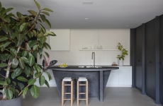 Cozinhas integradas são realidade e ganham diferentes configurações no layout do lar