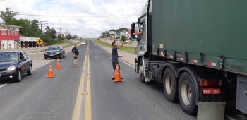 Solidariedade: Caminhoneiros recebem alimentação gratuitamente na BR-470 em Rio do Sul