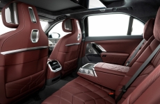 Novo BMW Série 7 ganha visual atualizado, versão 100% elétrica e tela retrátil de 31 polegadas