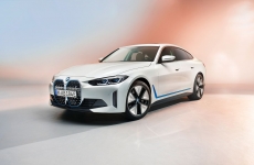 Confirmado para o Brasil, BMW i4 totalmente elétrico estreia na Conferência Anual do BMW Group