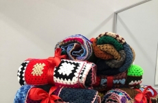 Colaboradores da Círculo S/A confeccionam mais de 1,2 mil quadradinhos em crochê que se transformaram em 25 colchas