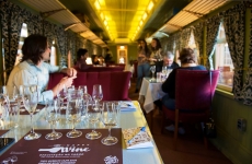 Degustação de vinhos gaúchos em vagão de trem é atração em Canela (RS)