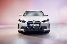 Confirmado para o Brasil, BMW i4 totalmente elétrico estreia na Conferência Anual do BMW Group