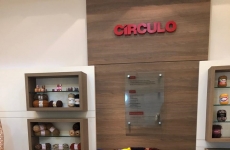 Colaboradores da Círculo S/A confeccionam mais de 1,2 mil quadradinhos em crochê que se transformaram em 25 colchas