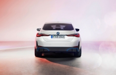 Confirmado para o Brasil, BMW i4 totalmente elétrico estreia na Conferência Anual do BMW Group