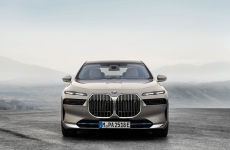 Novo BMW Série 7 ganha visual atualizado, versão 100% elétrica e tela retrátil de 31 polegadas