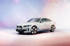 Confirmado para o Brasil, BMW i4 totalmente elétrico estreia na Conferência Anual do BMW Group