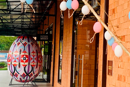 Por toda a cidade: Eier Parade terá roteiro com 13 ovos de 2,5 metros de altura para que visitantes conheçam Pomerode (SC)