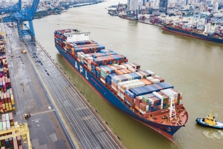 Portonave recebe maior navio operado na costa brasileira