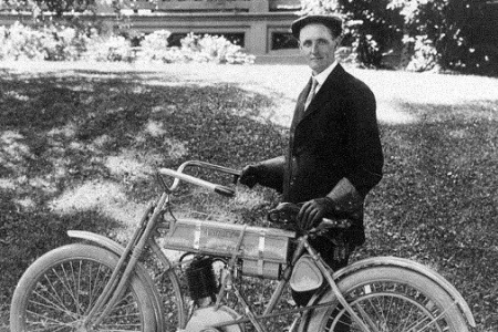 Mecânico, motociclista, piloto, fundador. Você sabe quem foi Walter Davidson?